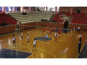 Yıldızlar Voleybol Müsabakalarında Okullar Birincilik İçin Yarışıyor