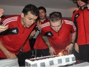 Bobo Ve Steinsson’a Sürpriz Doğum Günü