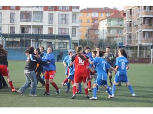 Bayan Futbolculara Ceza