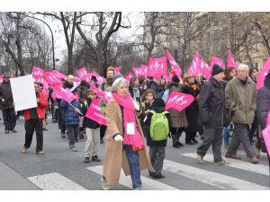 Paris’te ‘eşcinsel Evlilik Kanunu’ Karşıtı On Binler Sokağa İndi