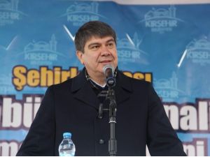 Menderes Türel, Kırşehir’de İnşaat Süresini Pazarlıkla 1,5 Ay Geriye Çekti