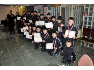 Gönenli Sporcular 16 Madalya İle Döndü