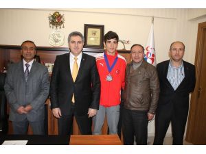 Taekwondo Avrupa Şampiyonu Faruk Bulak, Gençlik Hizmetleri Spor İl Müdürü Yahya Şahanı Ziyaret Etti