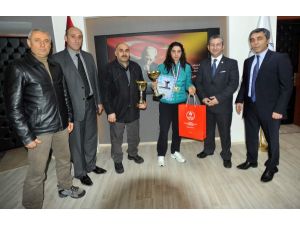 Trabzonlu Kick Boks Dünya Şampiyonu Bayan Sporcuya Ödül