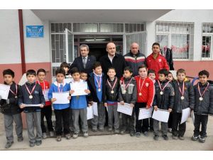 Boluspor Başkanı Abdullah Abat, Kış Okuluna Katılan Oyunculara Madalyalarını Verdi
