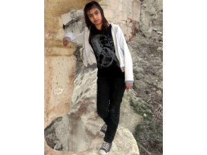 İki Aydır Kayıp Kızlarını Umutla Bekliyorlar