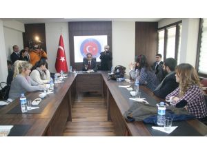 Sanatçılar Suriyeliler İle Kucaklaştı