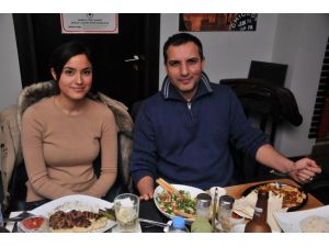 Rafet El Roman Nişanlısıyla Bursaya Geldi