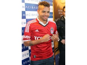 Dentinho: “değişik Bir Onur Yaşıyorum”