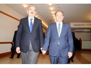 Eski Ve Yeni Sağlık Bakanları, Havalimanında Buluştu