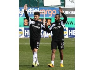Fernandes Ve Gökhan Süzen El Ele Basına Poz Verdi