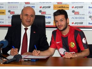 Eskişehirspor, Özgür Çek İle 3,5 Yıllık Sözleşme İmzaladı
