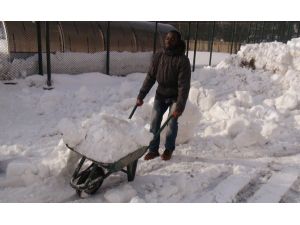 Futbolcular Sahayı Kardan Temizliyor
