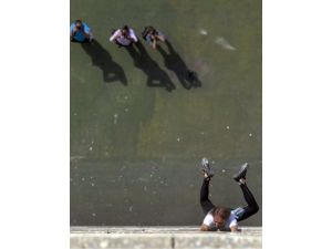 Örümcek Adam, 126 Metre Uzunluğundaki Otele Halatsız Tırmandı