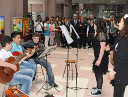 Gazi İO Resim ve Müzikle Gönülleri Fethetti