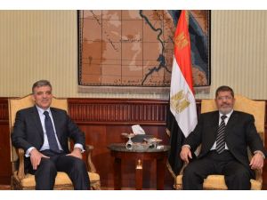Cumhurbaşkanı Gül, Kahire’de Mursi Tarafından Karşılandı