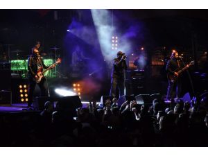 Binlerce Öğrencinin İzlediği Gripin Konserinde Elektrik Şoku