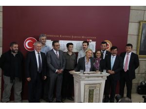 Chp’li Vekiller Grup Yorum Üyeleriyle Basın Toplantısı Yaptı