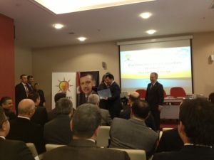 Milletvekili Üstün, Danışmanı Arslanın Başarı Belgesini Kendi Elleriyle Verdi