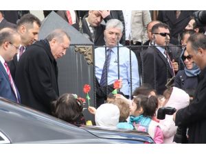 Minik Öğrencilerden Başbakan’a Kağıt Çiçek