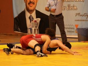 Kurtuluş Güreş Turnuvası’nda Zafer Türkiye’nin