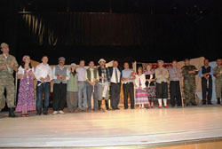 ÖĞRETMENLERDEN TİYATRO GÖSTERİSİ