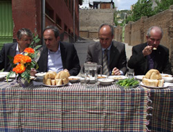 Ünal ve Güvenç Sümbüllü’de Yemeğe Katıldı