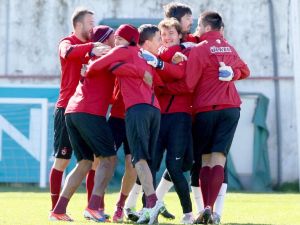 Trabzonsporda Teknik Direktör Tolunay Kafkas’tan Futbolcularına Gözdağı