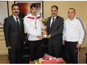 Boks Şampiyonu Demir’den Müdür Kına’ya Ziyaret