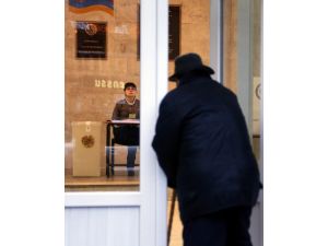 Ermenistan’da Halk Cumhurbaşkanlığı Seçimi İçin Sandık Başına Gitti