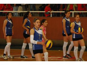 Merinos Bayan Voleybol Takımı Dicle Üniversitesini Puansız Gönderdi
