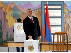 Ermenistan’da Siyasi Liderler Oylarını Kullandı
