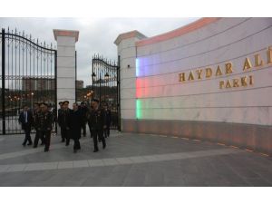 Azerbaycan Savunma Bakanı Abiyev, Haydar Aliyev Anıtı’nı Ziyaret Etti