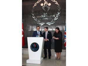 Bakan Kılıç, İngiltere Spor Bakanı Robertson İle Bir Araya Geldi