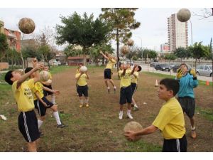 Amatör Futbol Takımı Parkta Antrenman Yapıyor