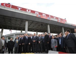 Bakan Hayati Yazıcı Sarp Sınır Kapısı’nda İncelemelerde Bulundu