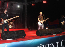 Grup 84, gençleri coşturdu