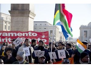 Katolikler Papa’ya Veda Etti