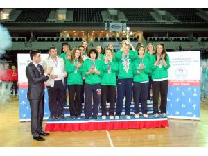 Genç Sporcuların Kupalarını Hakan Şükür Verdi