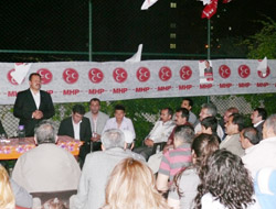 Başbakan, Sadece Bakıyor!