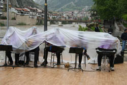 Naylon altında müzik resitali