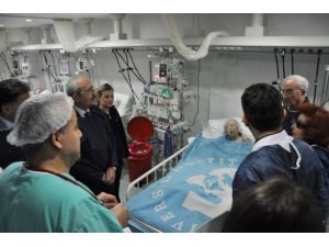 Chp Lideri, Atatürk’ün 102 Yaşındaki Manevi Kızını Ziyaret Etti