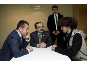 Bakan Kılıç’tan, Kendisine Yumurta Atma Girişiminde Bulunan Öğrenciye Büyük Jest