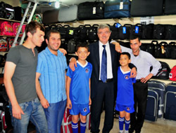 Güvenç Esnafla Kucaklaştı