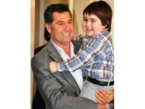 Minik Baha, Başkanın Odasının Altını Üstüne Getirdi