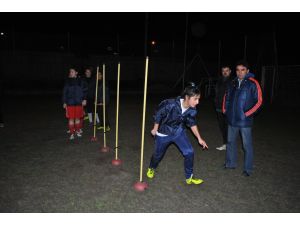 Ablalarına Futbol Dersi Veren Kız Çocukları