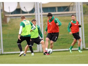 Bursaspor, Fenerbahçe Maçına Marş Eşliğinde Hazırlanıyor