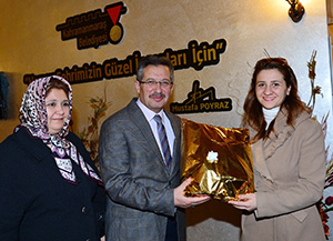 Başkan Poyraz’dan Bayan Personele 8 Mart Jesti