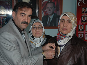 MHP Yılın Kadınına Altın Hediye Etti