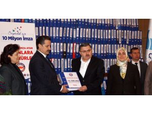 Bakan Çelik, ‘kıyafet Özgürlüğü’ İçin Toplanan 12 Milyon 300 Bin İmzayı Teslim Aldı